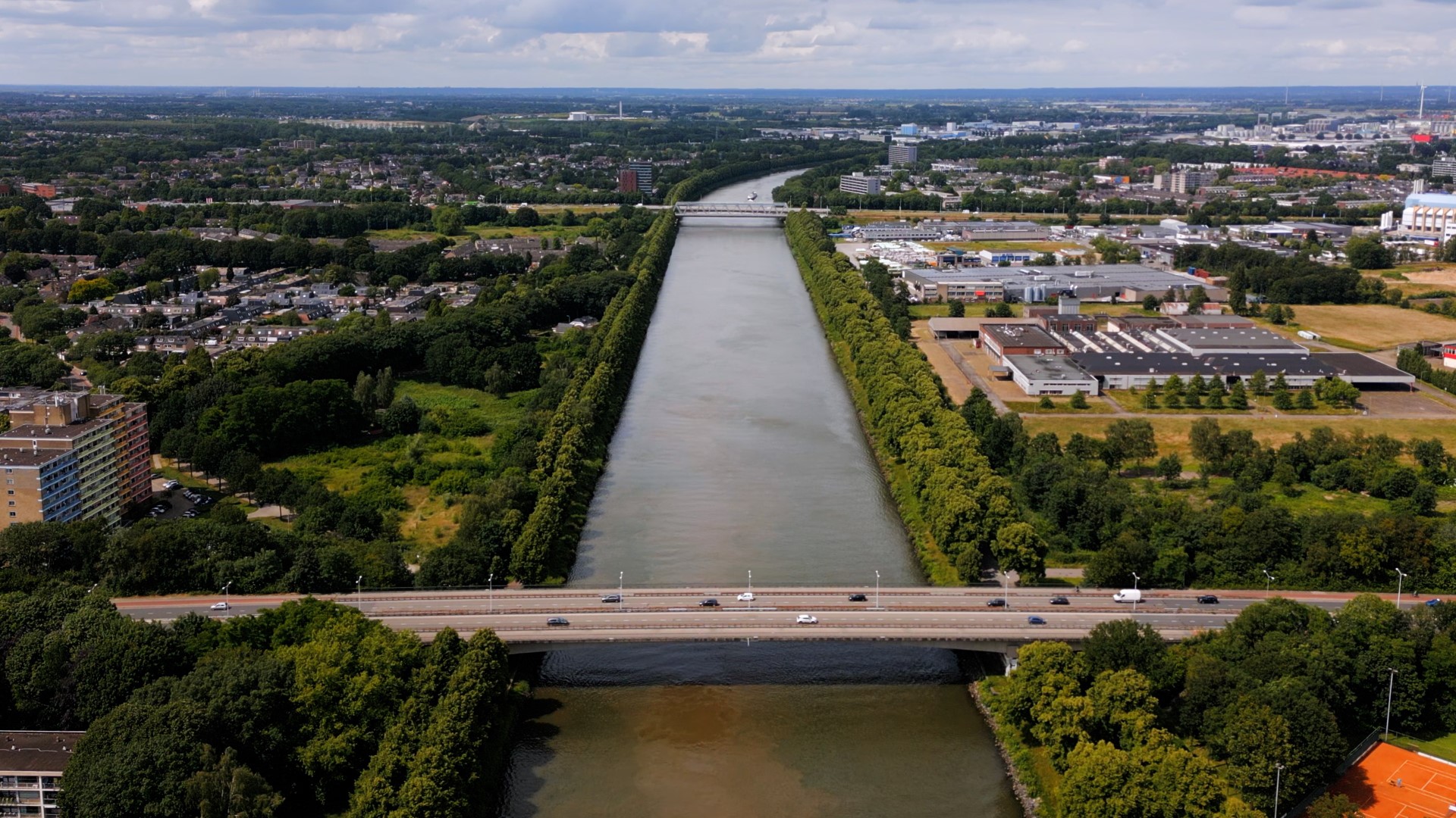 Een dronefoto van het Kanaal tussen Dukenburg en Winkelsteeg