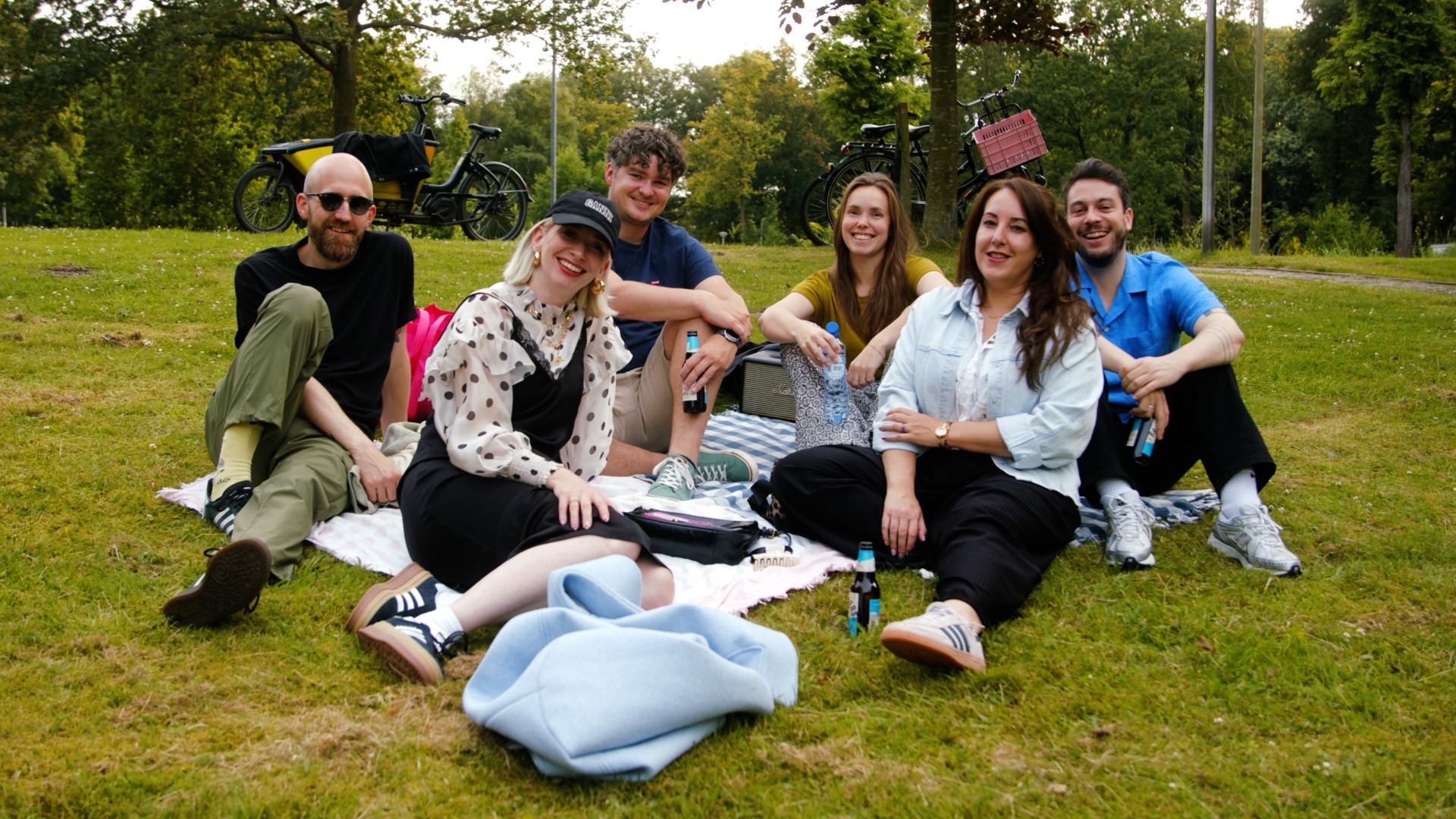 Een groep hangende jong volwassenen in het park.